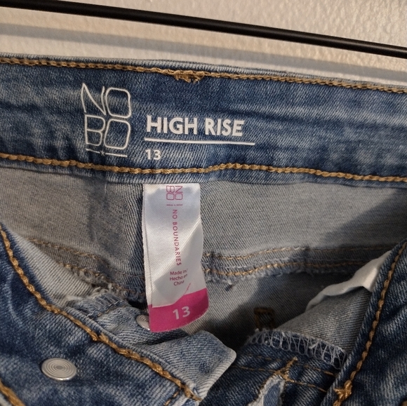No boundaries high rise shorts Size 13 - Picture 2 of 3